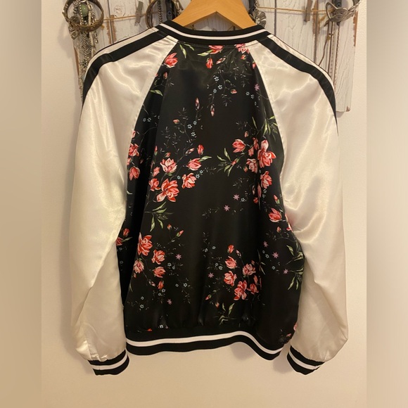 Guess floral satin bomber jacket size XL lightweight - Picture 2 of 3
